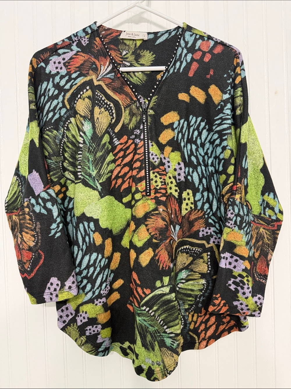 Jess&Jane Rhinestone embellished Butterfly print Soft lite EUC
